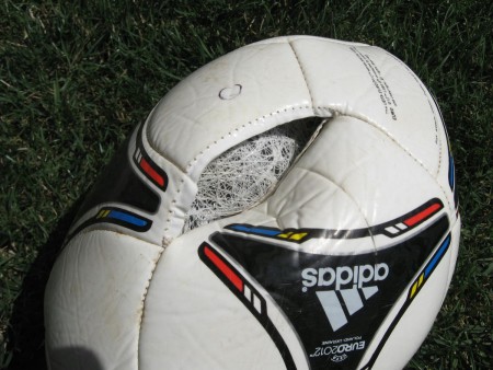 strojom šitá lopta s dušou potiahnutou umelým vláknom, ktoré zaručuje váhu a veľkosť, vrchný obal je prakticky na ozdobu